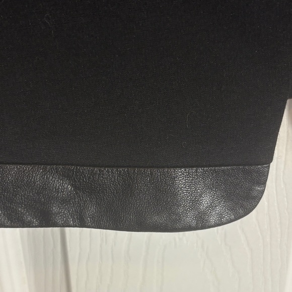 Elegant Black Blazer with Leather Details - Picture 4 of 10